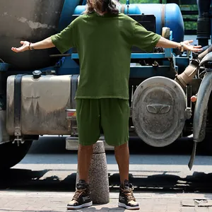 Ensemble pour homme en coton bouclé vert olive, t-shirt ample et short pour l'été.