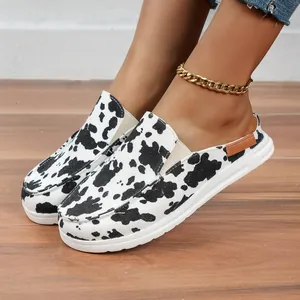 Detailansicht von Damen-Loafern mit Kuhmuster und bequemem Slip-On-Design aus Canvas