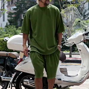 Détail d'un ensemble de shorts en éponge oversize vert olive sur un mannequin