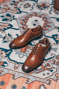 Primer plano de zapatos oxford de cuero marrón con elegantes costuras de estilo retro