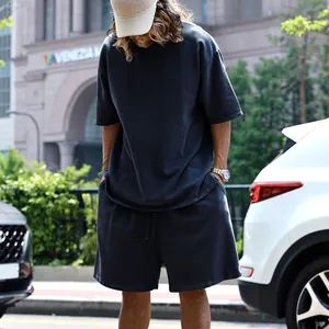 Détail de l'ensemble streetwear surdimensionné en French Terry pour hommes avec short