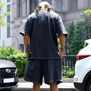 Vue de dos d'un ensemble t-shirt et short oversize gris effet délavé pour homme