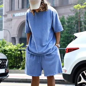 Conjunto de camiseta y pantalones cortos azules oversize para hombre estilo calle