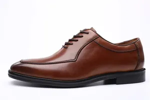 Zapato Oxford clásico de cuero marrón visto de lado con detalles de costura fina