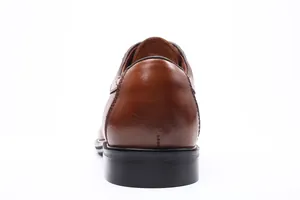 Vista trasera de zapato Oxford de cuero marrón con detalles del tacón y las costuras