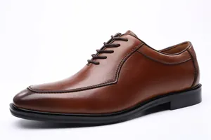 Vista lateral de zapato Oxford de cuero marrón clásico estilo de negocios