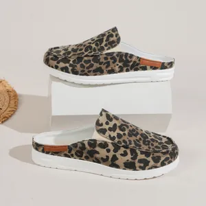 Detailansicht der stylischen Pantoletten mit Leopardenmuster und flacher weißer Sohle.