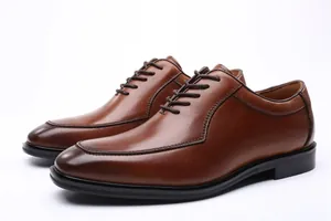 Vista lateral detallada de zapatos oxford clásicos de cuero marrón para hombre de negocios