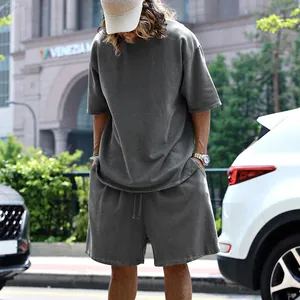 Vista detallada del conjunto informal para hombre en felpa gris marengo para el verano