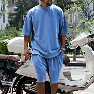 Conjunto casual de dos piezas para hombre con camiseta azul lavada y pantalones cortos
