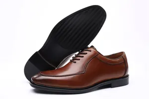 Detalle de zapatos Oxford de cuero marrón con perfil lateral y textura de la suela