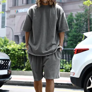Style urbain : ensemble short et t-shirt ample gris délavé pour homme en situation réelle.
