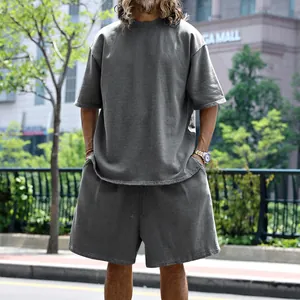 Vista detallada de un conjunto informal para hombre en gris lavado con camiseta