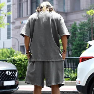 Vue arrière détaillée d'un ensemble t-shirt et short en coton éponge gris pour homme