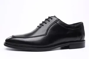Vista detallada de un zapato Oxford clásico de cuero negro para hombre, estilo negocios.