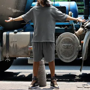 Vue détaillée d'un ensemble t-shirt et short de ville gris ample pour homme sur modèle