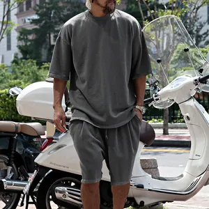 Ανδρικό oversized γκρι σετ αθλητικής φόρμας από πετσετέ βαμβάκι για καλοκαιρινή χρήση.