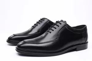 Vista detallada de zapatos Oxford de cuero negro de alta calidad con cordones elegantes.