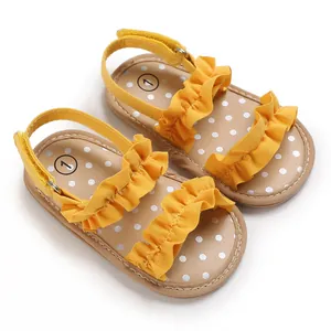 Detailweergave van gele baby sandalen met ruches en witte stippen zool voor meisjes
