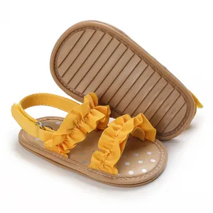 Detailweergave van gele zomer sandalen voor baby meisjes met ruches en antislipzool