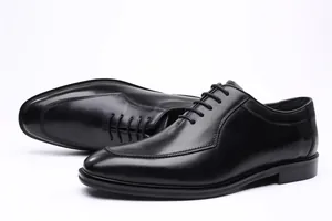 Zapatos Oxford de cuero negro pulido con costuras finas para ropa formal de negocios