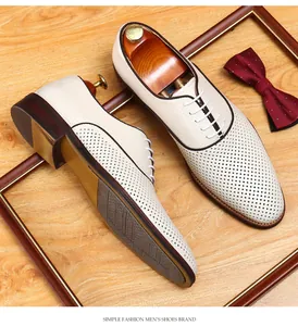 Détail de la texture en cuir perforé respirant sur les chaussures de ville homme