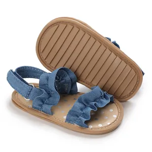 Detailweergave van spijkerstof babysandalen voor meisjes met antislip rubberen zool