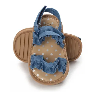 Detail van blauwe denim baby sandalen met ruches en stippen binnenzool