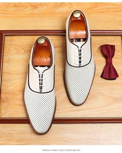 Vue de dessus de chaussures décontractées en cuir perforé blanc pour hommes de style anglais.