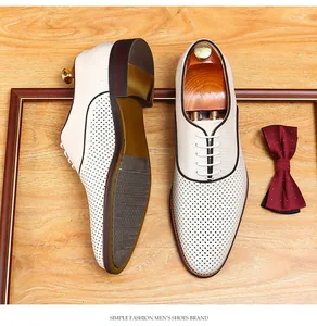 Vue détaillée des chaussures de ville décontractées pour hommes en cuir blanc perforé
