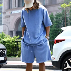 Détail de l'ensemble d'été bleu oversize en tissu éponge pour hommes avec short