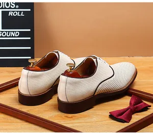 Vue détaillée de chaussures décontractées perforées beiges pour hommes avec semelles brunes