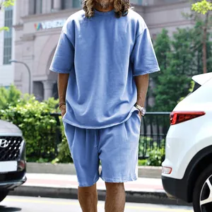 Vue détaillée de l'ensemble décontracté bleu pour homme en coton éponge de style ample.