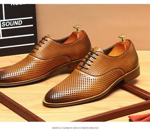 Détail de chaussures en cuir marron pour hommes avec texture tissée et perforations.