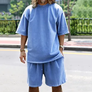 Vue détaillée de l'ensemble bleu ample en French Terry avec short et t-shirt homme