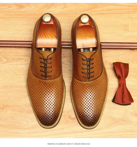 Vue de dessus de chaussures de ville en cuir marron respirant avec un nœud papillon