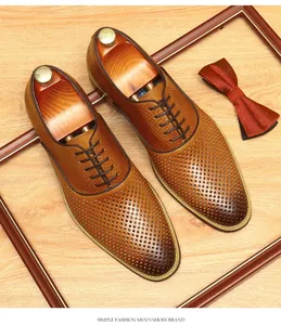 Vue détaillée de chaussures richelieu en cuir perforé marron avec embauchoirs en bois
