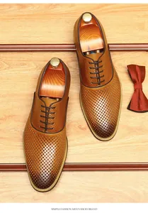 Vue détaillée de dessus de chaussures de ville en cuir marron ajouré et respirant