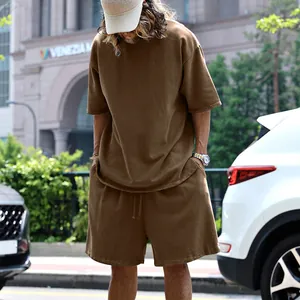 Vue d'ensemble d'un ensemble en molleton marron pour homme sur modèle en milieu urbain