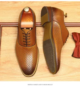 Gros plan de chaussures richelieu en cuir perforé pour homme au design respirant