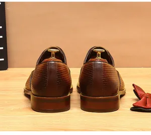 Vue arrière de chaussures de ville en cuir marron avec motifs ajourés