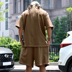 Vue arrière d'un ensemble de sport marron pour hommes en éponge coupe large