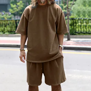 Λεπτομερής προβολή του καφέ ανδρικού oversized καλοκαιρινού σετ από βαμβάκι φροτέ