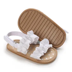 Witte babysandalen met ruches, stippen en antislip rubberen zool voor kleine meisjes.