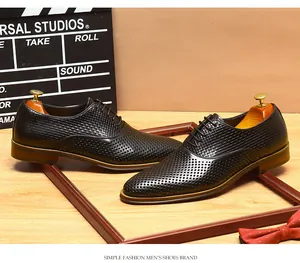 Détail des chaussures Oxford en cuir noir respirant pour hommes avec texture tressée