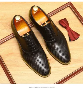Gros plan de chaussures de ville pour hommes en cuir noir perforé avec embauchoirs