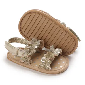 Detailweergave van babysandalen voor meisjes met gouden ruches en antislipzool