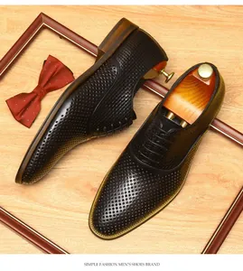 Détail de chaussures Richelieu en cuir perforé pour hommes avec embauchoirs