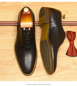 Gros plan de chaussures de ville en cuir perforé marron avec un design très élégant