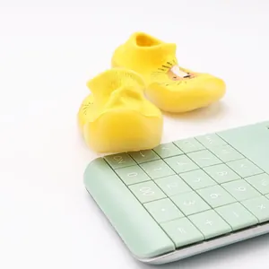 Detailopname van gele cartoon leeuw baby loopschoenen met een zachte antislipzool